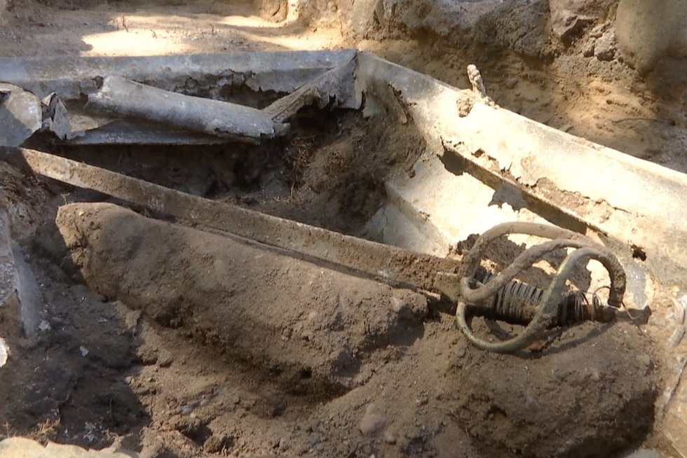 Vilniuje – neįprastas archeologų radinys: aptiko XIX a. karininko kardą (nuotr. stop kadras)