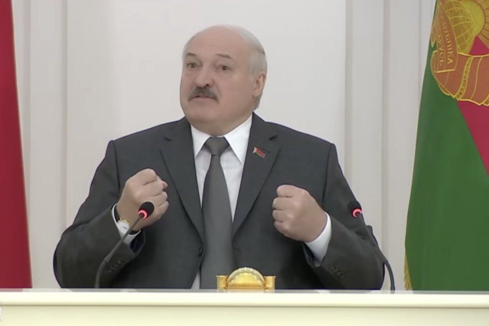 Lukašenka paviešino propagandinę knygą apie Lietuvos ir Lenkijos nusikaltimus prieš pabėgėlius: lygina su fašistais (nuotr. stop kadras)
