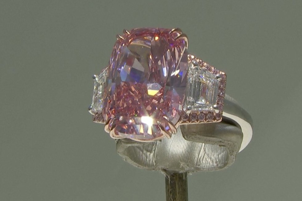 Aukcione – itin retas didesnis nei 11 karatų rožinis deimantas: kainuos daugiau nei 21 mln. dolerių (nuotr. stop kadras)