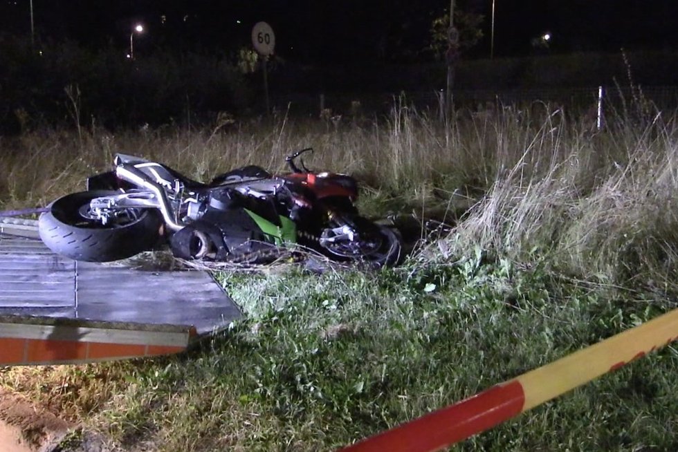 Liudininkai apie tragiška avarija pasibaigusio motociklininko greitį: „Na apie 160 tai mažiausiai“ (nuotr. stop kadras)