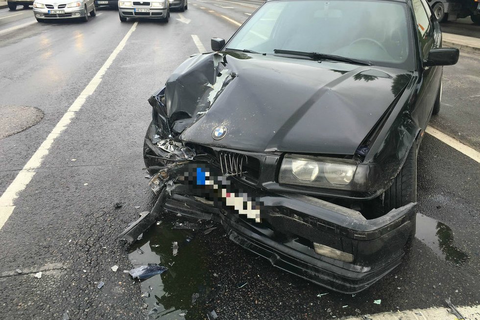 Greičio kaina: sankryžoje BMW vairuotoja sudaužė tris automobilius (nuotr. Gintaro Drumstos)  