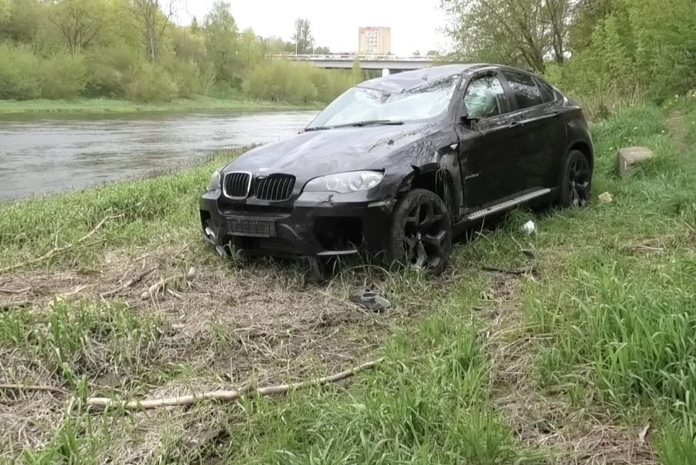 Vilniuje – dvi avarijos su BMW, vienas vos neįlėkė į Nerį (nuotr. stop kadras)