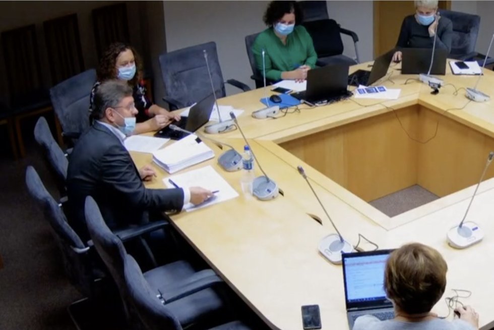 Koronavirusu užsikrėtęs Seimo narys Simulikas komiteto posėdyje su kolegomis bendravo nusitraukęs kaukę nuo nosies (nuotr. stop kadras)
