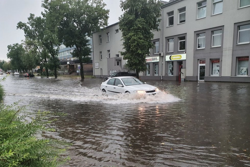 Grėsminga audra jau talžo Lietuvą: vėjas laužo šakas, kai kur gatvės dėl lietaus nepravažiuojamos (nuotr. Bronius Jablonskas/TV3))  