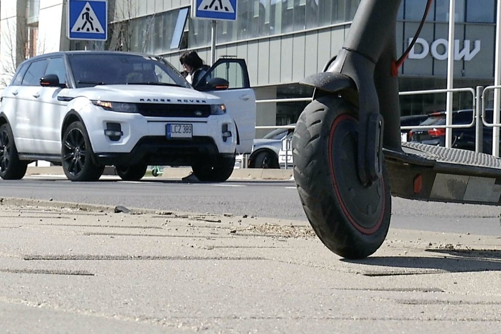 Vilniuje per susidūrimą su automobiliu smarkiai susižalojo paspirtukininkas: aiškėja jo būklė (nuotr. stop kadras)