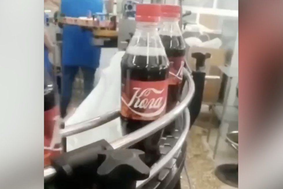 Vietoj „Coca-Cola“ rusai ruošiasi gaminti naują gėrimą – „Komi Kola“ (nuotr. stop kadras)