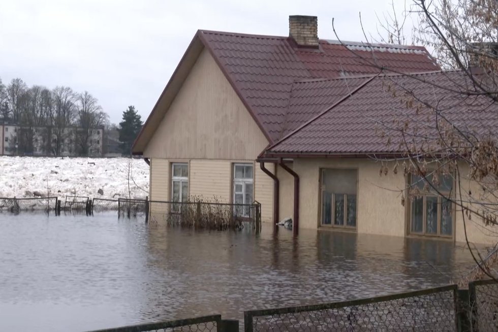 Latvijoje – daugiau kaip 40 metų neregėtas potvynis: baiminamasi užtvankos griūties (nuotr. stop kadras)