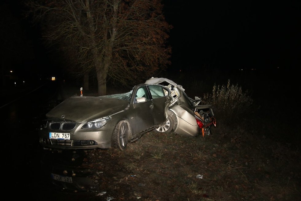 Tragiška nelaimė Vilniuje – BMW rėžėsi į medį, žuvo jaunas vaikinas  