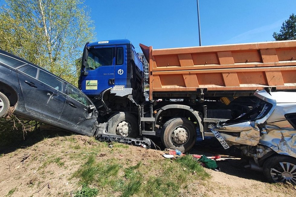 Didžiulė avarija Vilniuje – nesuvaldytas sunkvežimis rėžėsi į stovėjusius automobilius (nuotr. Broniaus Jablonsko)