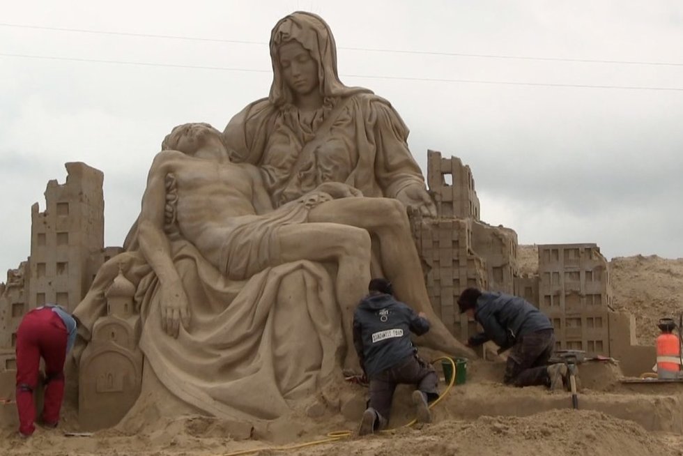 Latvijoje – smėlio skulptūrų festivalis: dalyvavo ir lietuvių menininkas (nuotr. stop kadras)