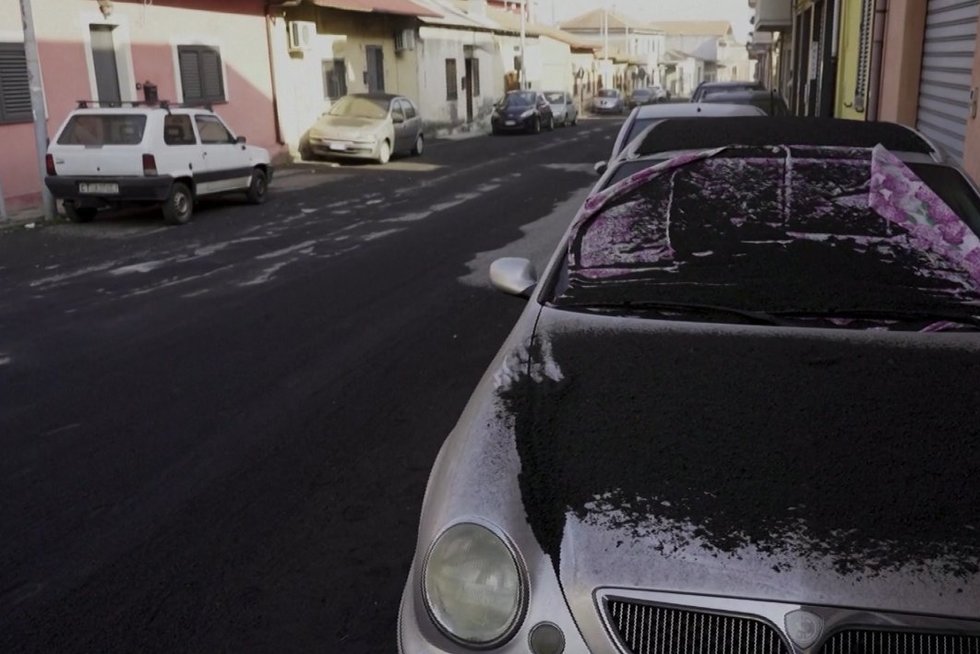 Etnos ugnikalnis Katanijos gatves padengė pelenų krūvomis (nuotr. stop kadras)