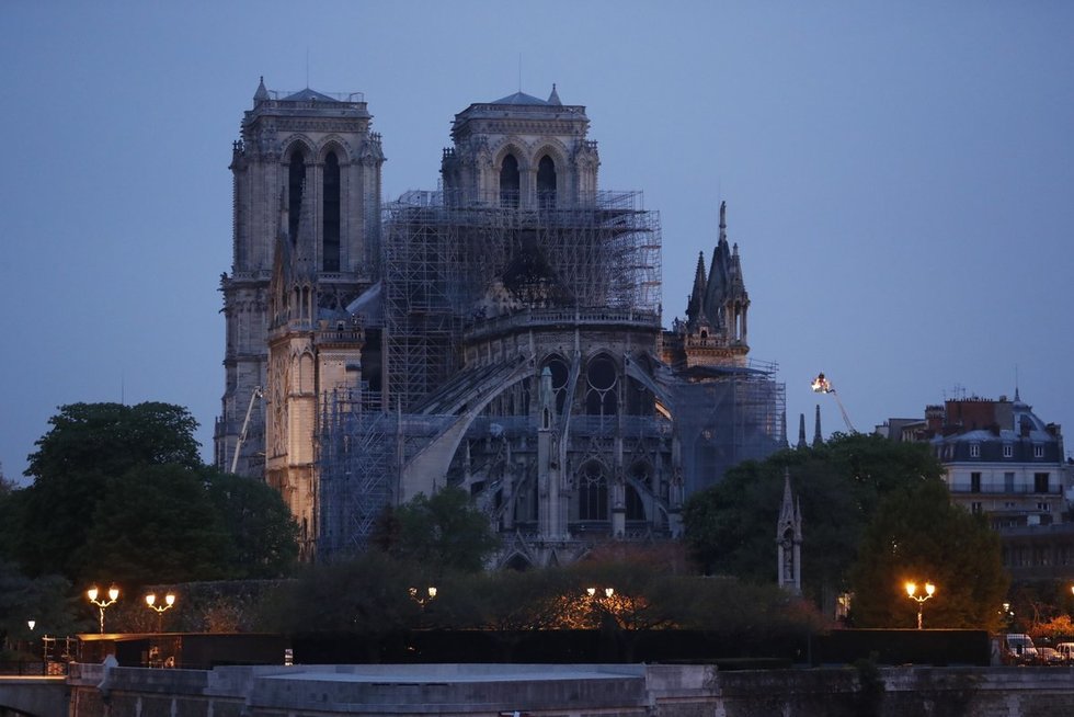 Paryžiuje Dievo Motinos katedros pagrindinę dalį pavyko apsaugoti (nuotr. SCANPIX)