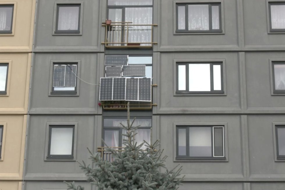 Latvijoje daugiabučių namų balkonuose gyventojai montuoja saulės baterijas: specialistai įspėja apie galimus pavojus (nuotr. stop kadras)