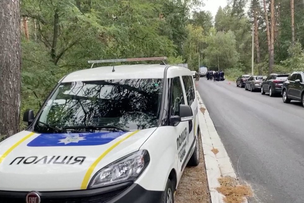 Netoli Kijevo keliolika kulkų pervėrė prezidento Zelenskio padėjėjo automobilį (nuotr. stop kadras)