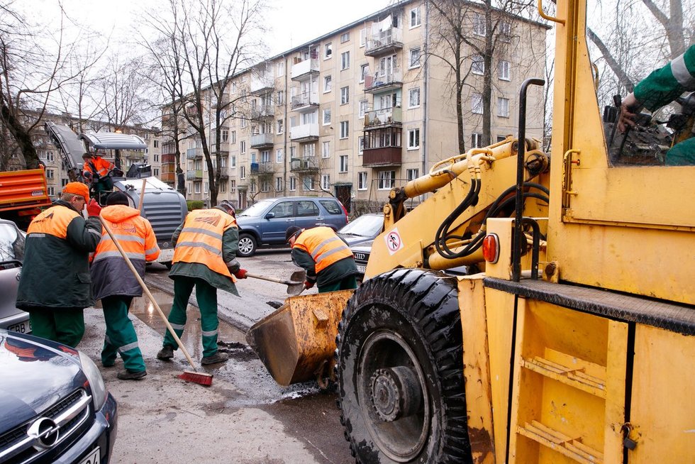 Vilniuje tvarkomos duobėtos gatvės ir kiemai (nuotr. Tv3.lt/Ruslano Kondratjevo)