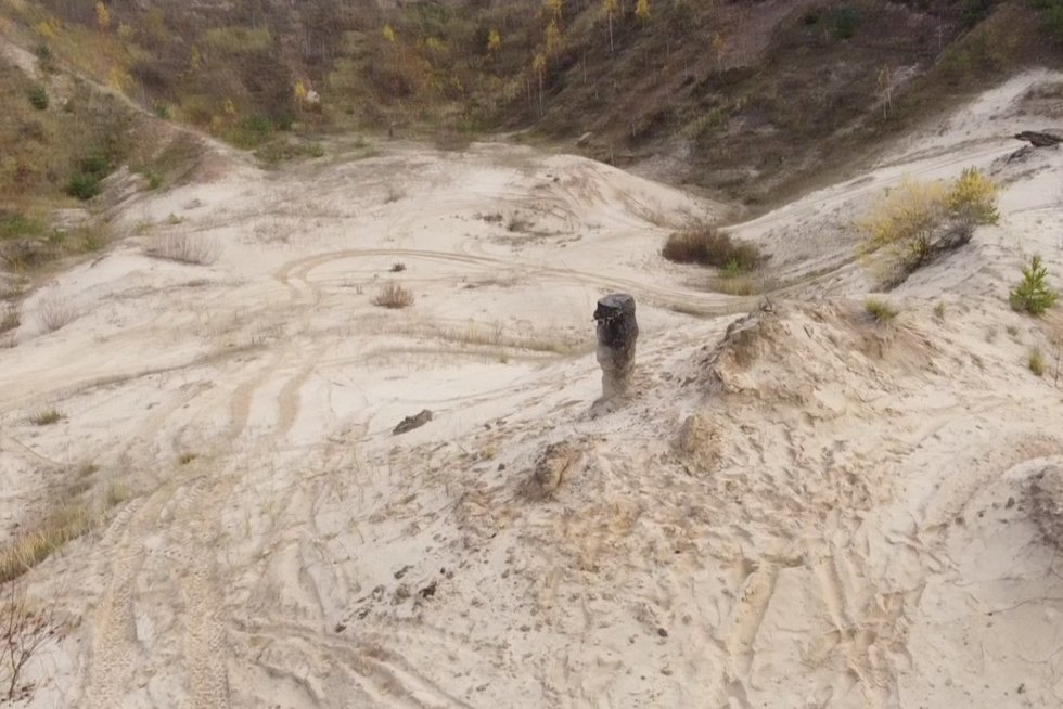 Itin retas radinys Kelmės rajone: smėlio karjere – unikalios juodos spalvos akmens stulpas (nuotr. stop kadras)