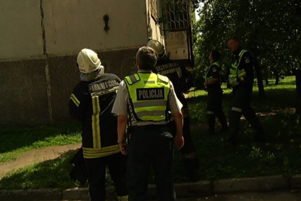 Neįprasta gelbėjimo operacija: Vilniuj bute įkalinta senolė šaukėsi pagalbos (nuotr. TV3)