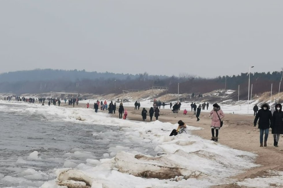 Sekmadienio popietę Klaipėdoje prie jūros plūdo žmonės (nuotr. skaitytojo)