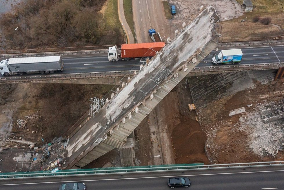 Lūžusi Kleboniškio tilto konstrukcija ( nuotr. Roko Tenio)