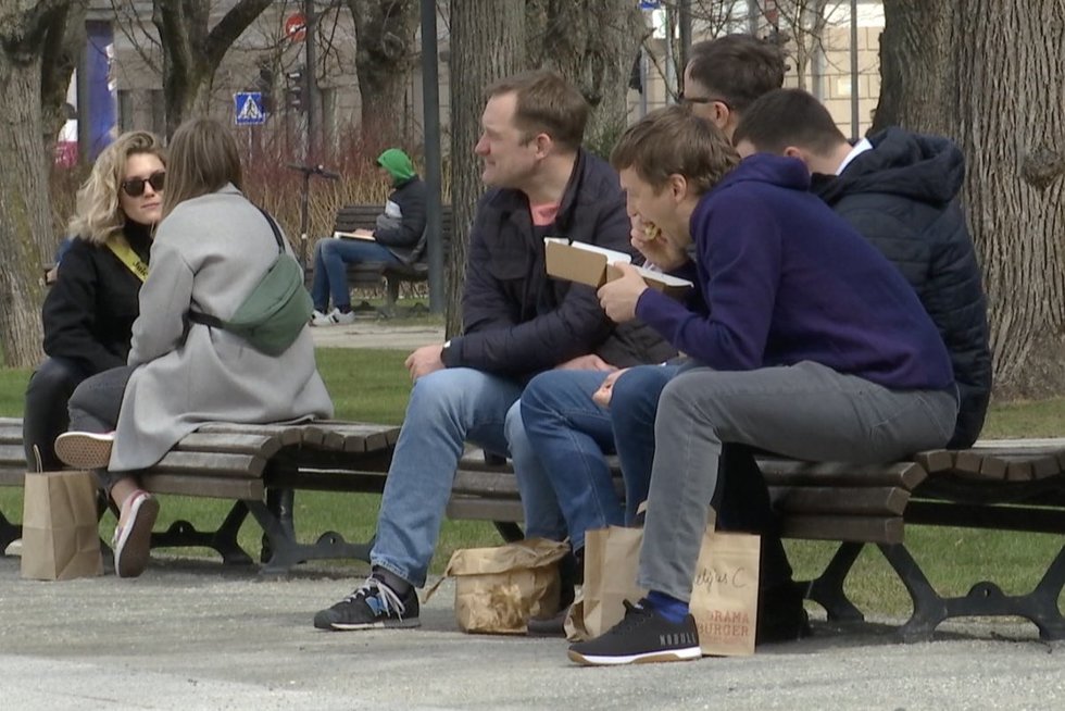Miestiečiai pietauja ant suoliukų: verslininkai nesupranta, kodėl negali dirbti lauke (nuotr. stop kadras)