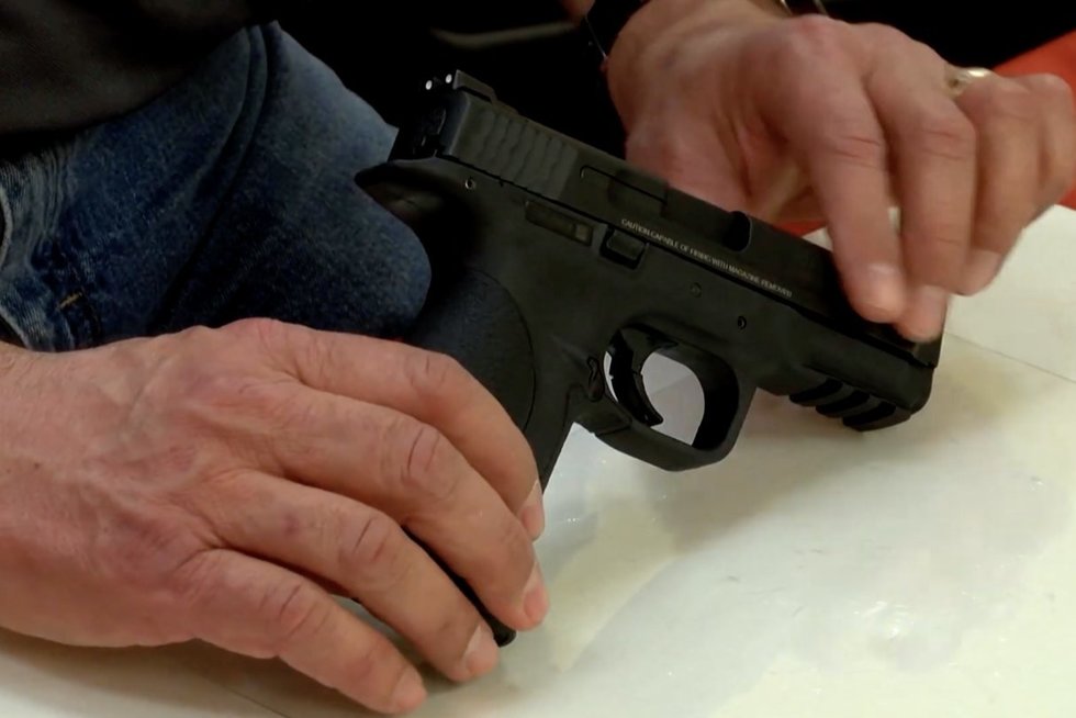 Suvalkijos degalinės šiukšliadėžėje – kovinis pistoletas: policija pradėjo tyrimą (nuotr. stop kadras)