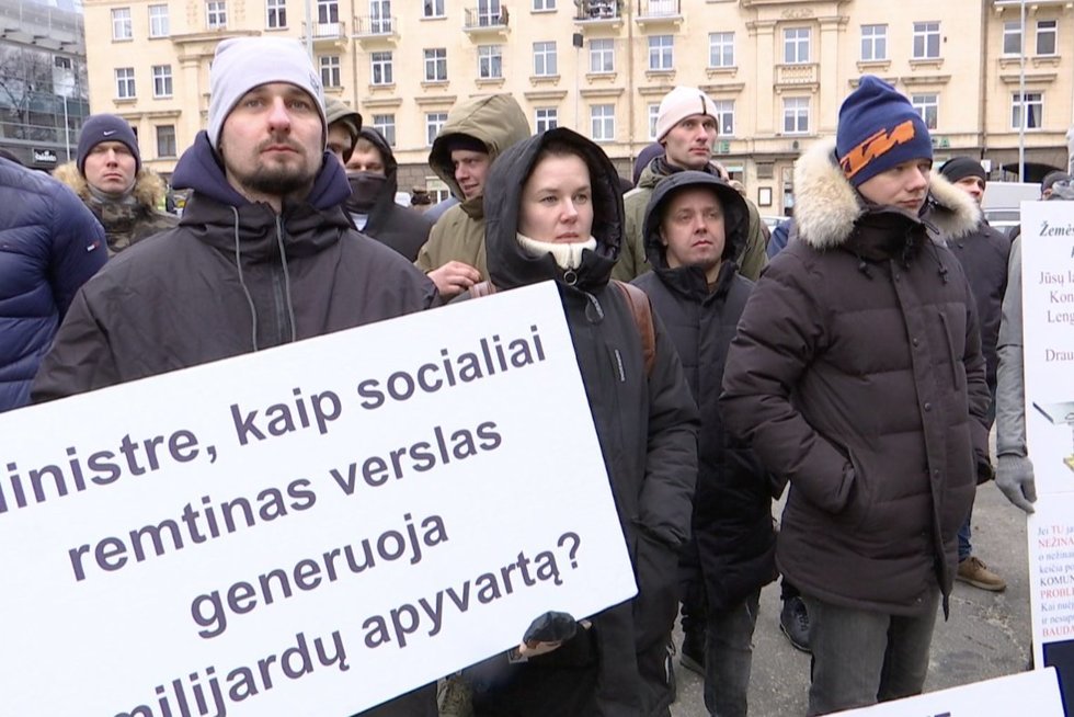 Ūkininkai protestuoja prieš ministrą Navicką: „Jei jūs turit butą ir jums sako – čia garažas. Normalu?“ (nuotr. stop kadras)