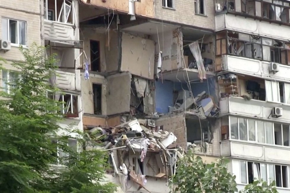 Galingas sprogimas sudrebino Kijevo daugiabutį, žuvo du gyventojai  