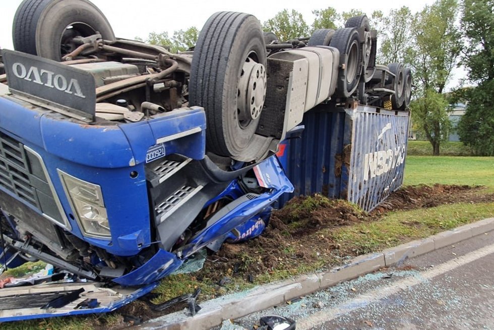 Prie Kauno apvirto vilkikas, vairuotojas skubiai išvežtas į ligoninę (nuotr. TV3)
