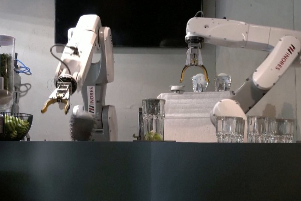 Visiškai kitoks barmenas, nei esame įpratę: viename Miuncheno bare dirba robotas (nuotr. stop kadras)