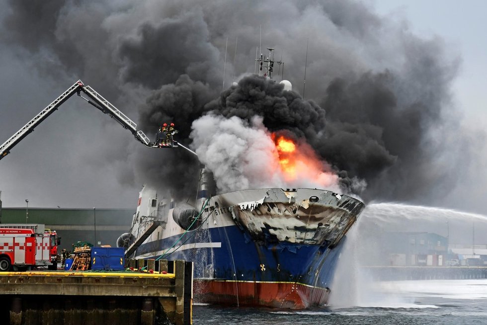 Norvegijoje dega Rusijos žvejybinis traleris (nuotr. SCANPIX)  