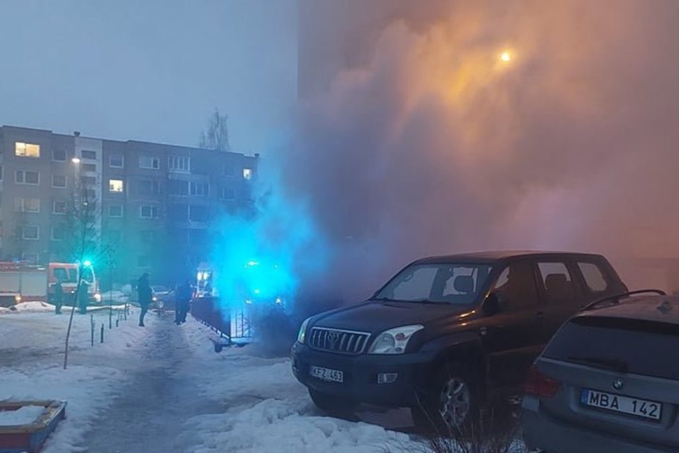 Rytinis gaisras Vilniuje: dūmai veržėsi iš požeminio garažo (nuotr. facebook.com)