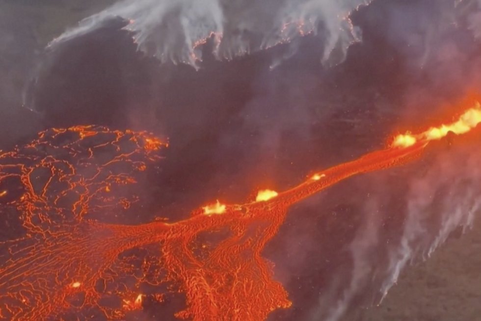 Islandijoje išsiveržė ugnikalnis (nuotr. stop kadras)