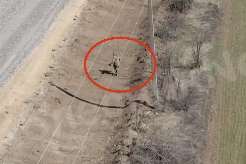 Baimės pilnos kelnės: nufilmavo nuo ukrainiečių drono sprunkantį rusų karį (nuotr. stop kadras)